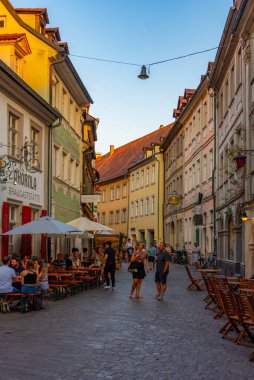 Bamberg, Almanya, 10 Ağustos 2022: Eski Alman kasabası Bamberg 'de bir sokak manzarası.