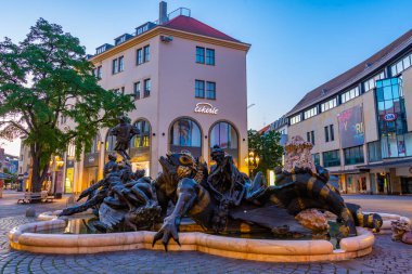 Nurnberg, Almanya, 11 Ağustos 2022: Nurnberg, Almanya 'daki ehekarussell çeşmesinin gün doğumu manzarası..