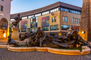 Nurnberg, Almanya, 11 Ağustos 2022: Nurnberg, Almanya 'daki ehekarussell çeşmesinin gün doğumu manzarası..