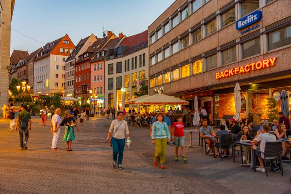 Nurnberg, Almanya, 9 Ağustos 2022: Eski Alman kenti Nurnberg 'de gün batımı manzarası.