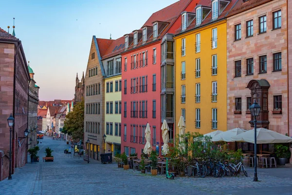 Nurnberg, Almanya, 10 Ağustos 2022: Nurnberg, Almanya 'da Burgstrasse' nin gündoğumu görünümü..
