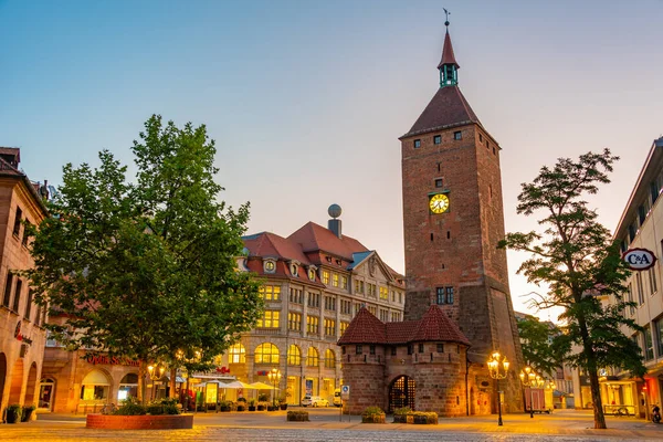 Nurnberg, Almanya, 11 Ağustos 2022: Nurnberg, Almanya 'daki Weisser turunun gece görüşü..