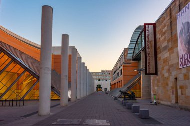 Nurnberg, Almanya, 11 Ağustos 2022: Alman kenti Nurnberg 'in İnsan Hakları Sokağı gündoğumu.