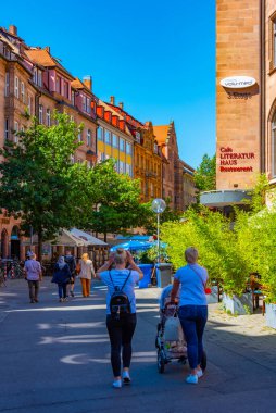 Nurnberg, Almanya, 11 Ağustos 2022: Eski Alman kenti Nurnberg 'de bir sokak manzarası.