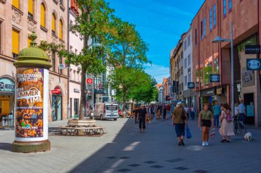 Nurnberg, Almanya, 11 Ağustos 2022: Eski Alman kenti Nurnberg 'de bir sokak manzarası.