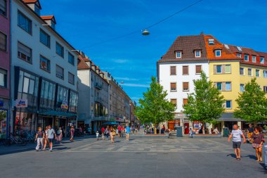 Wurzburg, Almanya, 11 Ağustos 2022: Eski Alman kenti Wurzburg 'da bir sokak manzarası.