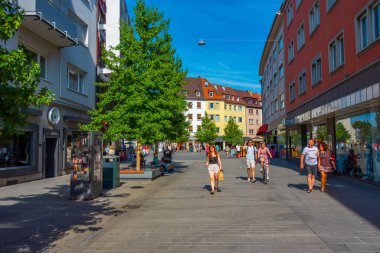 Wurzburg, Almanya, 11 Ağustos 2022: Eski Alman kenti Wurzburg 'da bir sokak manzarası.