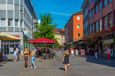 Wurzburg, Almanya, 11 Ağustos 2022: Eski Alman kenti Wurzburg 'da bir sokak manzarası.