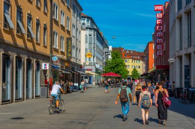 Wurzburg, Almanya, 11 Ağustos 2022: Eski Alman kenti Wurzburg 'da bir sokak manzarası.