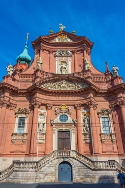 Wurzburg, Almanya, 11 Ağustos 2022: Alman kasabası Wurzburg 'daki Neumunster Kilisesi.