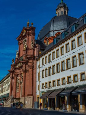 Wurzburg, Almanya, 11 Ağustos 2022: Alman kasabası Wurzburg 'daki Neumunster Kilisesi.