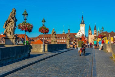 Wurzburg, Almanya, 11 Ağustos 2022: İnsanlar Wurzburg, Almanya 'da Mainbrucke' den geçiyorlar.