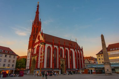 Wurzburg, Almanya, 11 Ağustos 2022: Eski Alman kenti Wurzburg 'da Marienkappele' nin günbatımı manzarası.