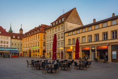 Wurzburg, Almanya, 11 Ağustos 2022: Alman kenti Wurzburg 'da Marktplatz' ın gün batımı manzarası.