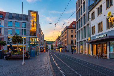 Wurzburg, Almanya, 11 Ağustos 2022: Eski Alman kenti Wurzburg 'da gün batımı manzarası.