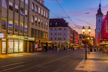 Wurzburg, Almanya, 11 Ağustos 2022: Eski Alman kenti Wurzburg 'da gün batımı manzarası.