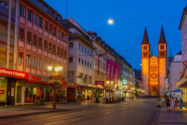 Wurzburg, Almanya, 11 Ağustos 2022: Eski Alman kenti Wurzburg 'da gün batımı manzarası.