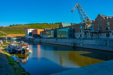 Wurzburg, Almanya, 12 Ağustos 2022: Wurzburg, Almanya 'da nehir kıyısındaki eski liman.