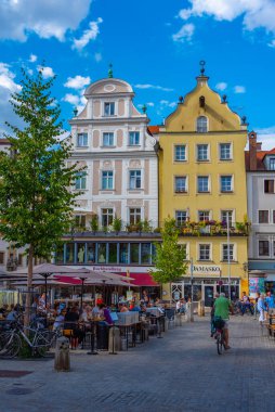 Regensburg, Almanya, 12 Ağustos 2022: Eski Alman kenti Regensburg 'da bir sokak manzarası.