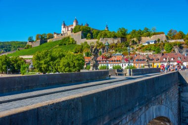 Regensburg, Almanya, 12 Ağustos 2022: Marienberg kalesi Wurzburg, Almanya 'da Mainbrucke' den izlendi.