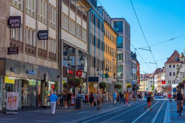 Wurzburg, Almanya, 12 Ağustos 2022: Eski Alman kenti Wurzburg 'da bir sokak manzarası.