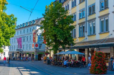 Wurzburg, Almanya, 12 Ağustos 2022: Eski Alman kenti Wurzburg 'da bir sokak manzarası.