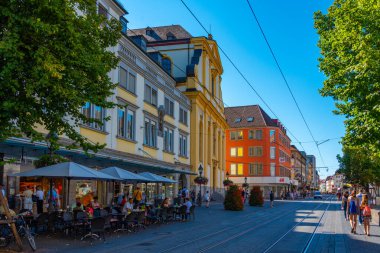 Wurzburg, Almanya, 12 Ağustos 2022: Eski Alman kenti Wurzburg 'da bir sokak manzarası.