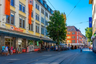 Wurzburg, Almanya, 12 Ağustos 2022: Eski Alman kenti Wurzburg 'da bir sokak manzarası.