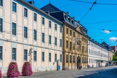 Wurzburg, Almanya, 12 Ağustos 2022: Eski Alman kenti Wurzburg 'da bir sokak manzarası.