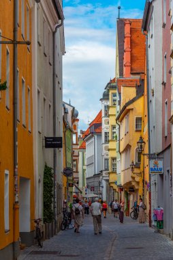 Regensburg, Almanya, 12 Ağustos 2022: Eski Alman kenti Regensburg 'da bir sokak manzarası.