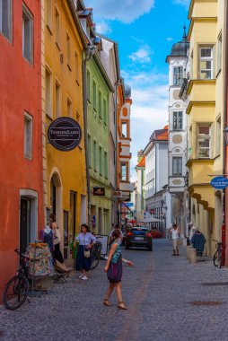 Regensburg, Almanya, 12 Ağustos 2022: Eski Alman kenti Regensburg 'da bir sokak manzarası.