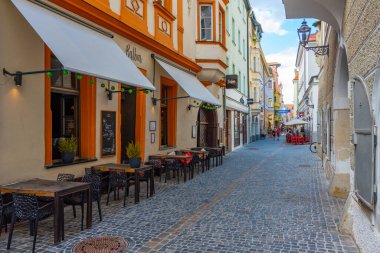 Regensburg, Almanya, 12 Ağustos 2022: Eski Alman kenti Regensburg 'da bir sokak manzarası.