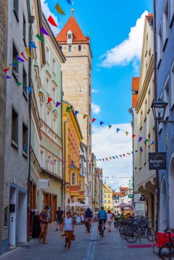 Regensburg, Almanya, 12 Ağustos 2022: Eski Alman kenti Regensburg 'da bir sokak manzarası.