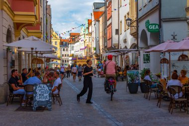 Regensburg, Almanya, 12 Ağustos 2022: Eski Alman kenti Regensburg 'da bir sokak manzarası.