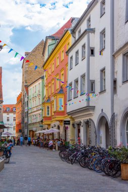 Regensburg, Almanya, 12 Ağustos 2022: Eski Alman kenti Regensburg 'da bir sokak manzarası.