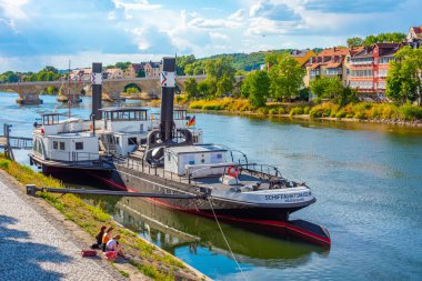 Regensburg, Almanya, 12 Ağustos 2022: Almanya 'nın Regensburg limanında demirleyen vapurlar.