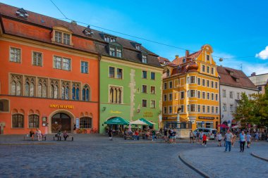 Regensburg, Almanya, 12 Ağustos 2022: Eski Alman kenti Regensburg 'da bir sokak manzarası.