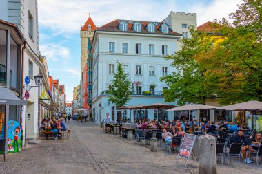 Regensburg, Almanya, 12 Ağustos 2022: Eski Alman kenti Regensburg 'da bir sokak manzarası.