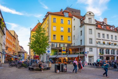 Regensburg, Almanya, 12 Ağustos 2022: Eski Alman kenti Regensburg 'da bir sokak manzarası.