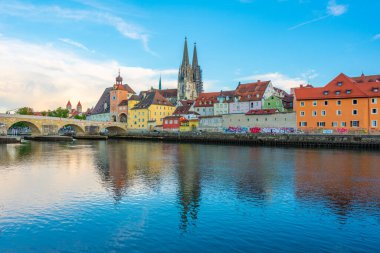 Regensburg, Almanya, 12 Ağustos 2022: Almanya 'nın Regensburg kentinin manzarası.