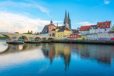 Regensburg, Almanya, 12 Ağustos 2022: Almanya 'nın Regensburg kentinin manzarası.