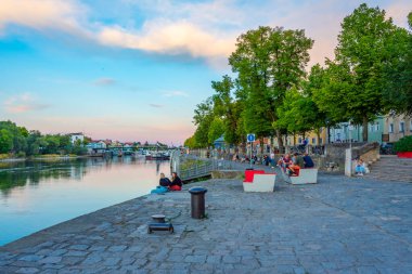 Regensburg, Almanya, 12 Ağustos 2022: Almanya 'nın Regensburg kentinde günbatımı manzarası.