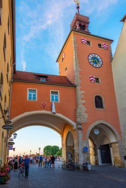 Regensburg, Almanya, 12 Ağustos 2022: Eski Alman kenti Regensburg 'da Bruckturm manzarası.