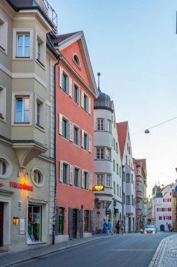 Regensburg, Almanya, 12 Ağustos 2022: Eski Alman kenti Regensburg 'da bir sokak manzarası.