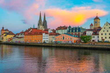 Regensburg, Almanya, 12 Ağustos 2022: Almanya 'nın Regensburg kentinin günbatımı manzarası.