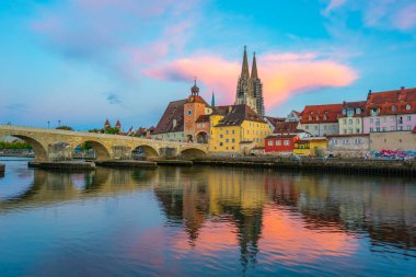 Regensburg, Almanya, 12 Ağustos 2022: Almanya 'nın Regensburg kentinin günbatımı manzarası.