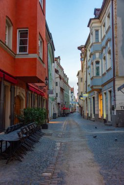 Regensburg, Almanya, 13 Ağustos 2022: Eski Alman kenti Regensburg 'da bir caddenin gün doğumu manzarası.