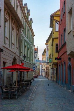 Regensburg, Almanya, 13 Ağustos 2022: Eski Alman kenti Regensburg 'da bir caddenin gün doğumu manzarası.