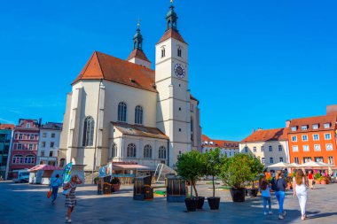 Regensburg, Almanya, 13 Ağustos 2022: Eski Alman kenti Regensburg 'da Neupfarrkirche manzarası.