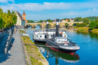 Regensburg, Almanya, 13 Ağustos 2022: Almanya 'nın Regensburg limanında demirleyen vapurlar.